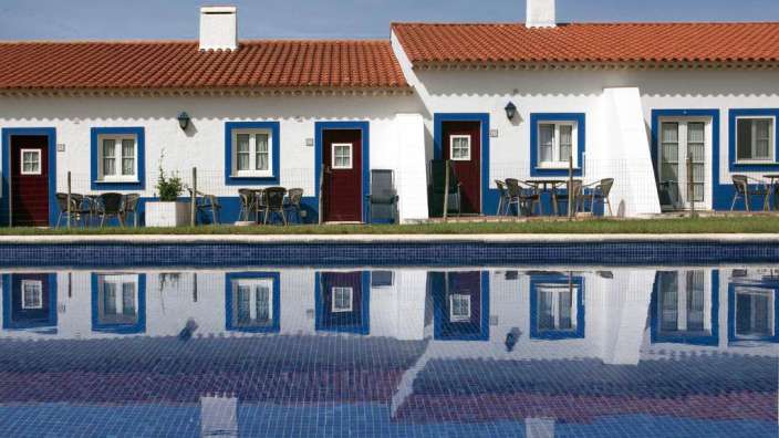 Eine Reihe von Häusern neben einem Swimmingpool