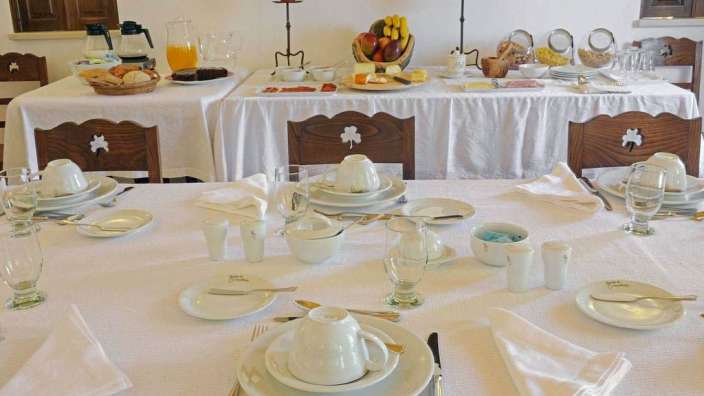 Ein tisch mit tellern und gläsern auf dem tisch steht ein buffet