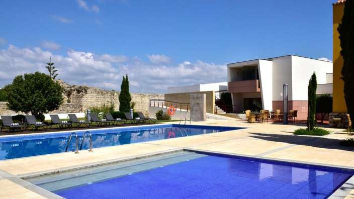 Ein großer Swimmingpool in der Nähe eines Gebäudes