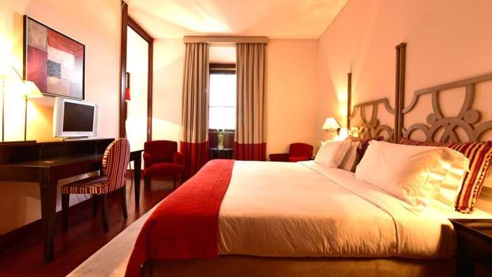 Ein Hotelzimmer mit einem Bett und einem Schreibtisch