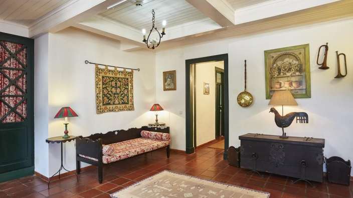 Ein Wohnzimmer mit einer Bank und einem Teppich