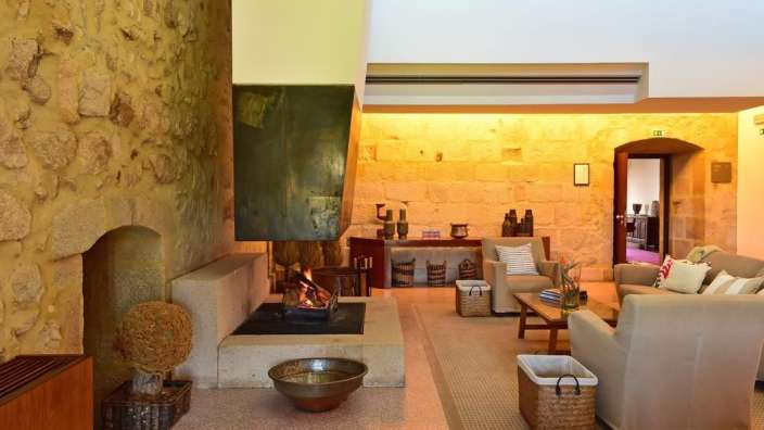 Ein Wohnzimmer mit vielen Möbeln und einem Kamin