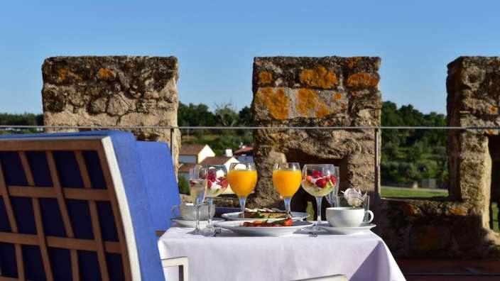 Ein Tisch mit einer Auswahl an Essen und Getränken darauf