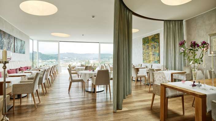 Ein Esszimmer mit vielen Tischen und Stühlen