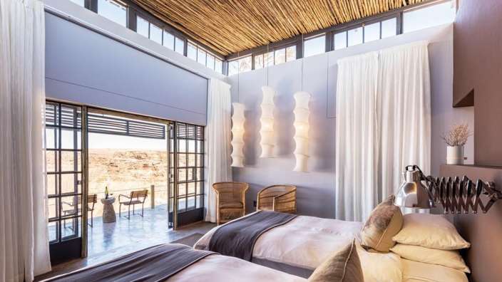 Ein Schlafzimmer mit zwei Betten und zwei Stühlen