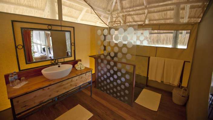 Ein Badezimmer mit einem Waschbecken und einem Spiegel