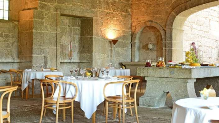 Tische und Stühle in einem alten Steinrestaurant