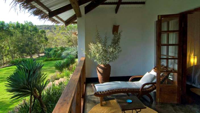 Ein Balkon mit einem Liegestuhl und einem Tisch