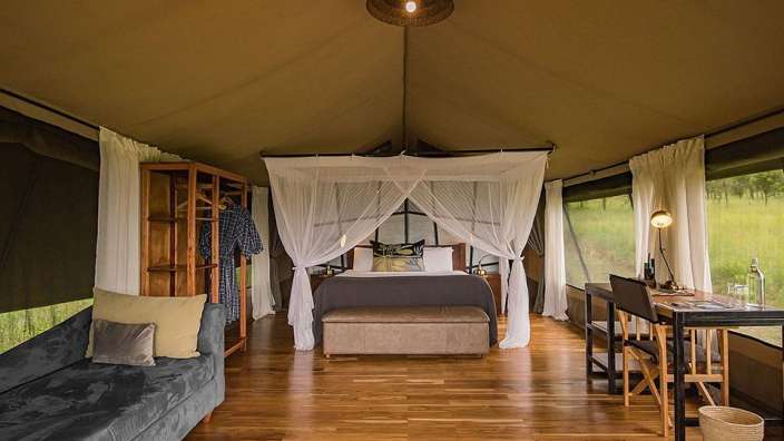 Ein Zimmer mit einem Bett und einem Schreibtisch