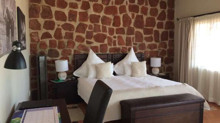 Ein Schlafzimmer mit einem großen Bett und einem Schreibtisch