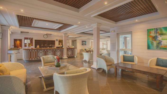 Ein Wohnzimmer mit Stühlen und einem Tisch