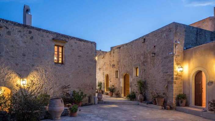 Ein kleiner Hof zwischen zwei alten Steingebäuden