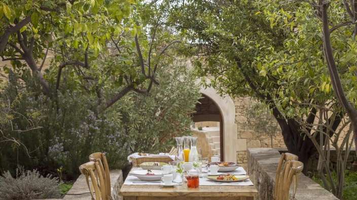 Ein Tisch mit Essen und einer Flasche Orangensaft darauf