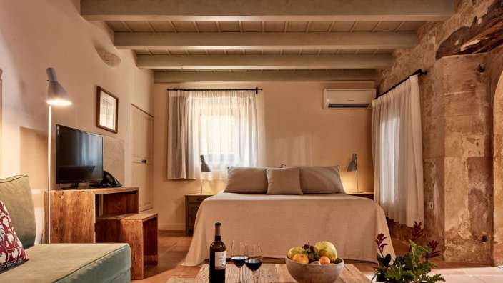 Ein kleines Schlafzimmer mit einem Bett und einem Tisch