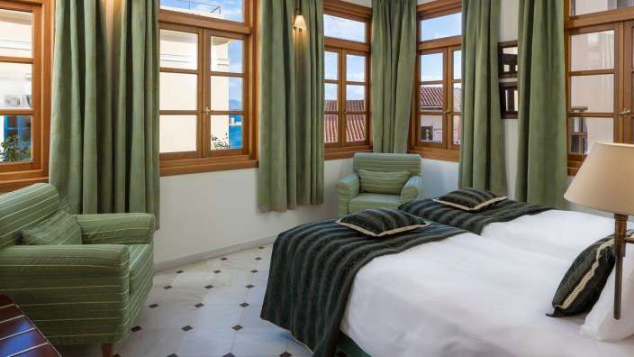 Ein Hotelzimmer mit einem Bett und einem Stuhl