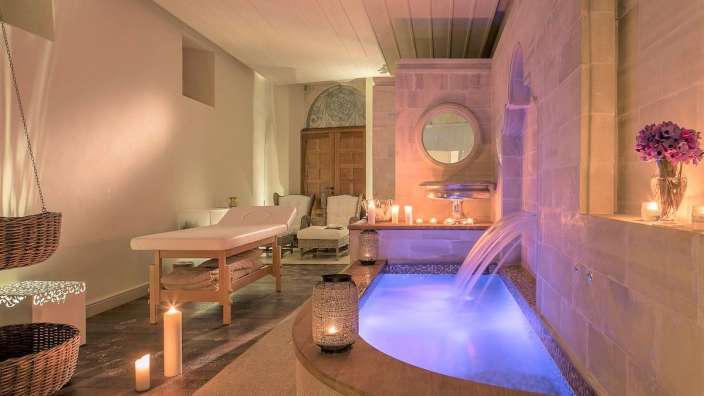 Ein Raum mit einem Bett und einer Badewanne