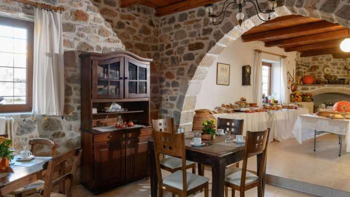 Ein Esszimmer mit einem Tisch und Stühlen und einem Schrank