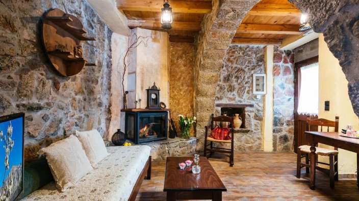 Ein Wohnzimmer mit einem Kamin und einem Tisch