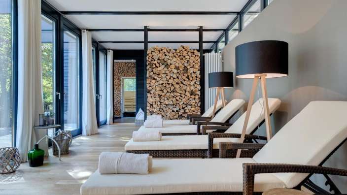 Eine Reihe von Liegestühlen mit Handtüchern auf ihnen