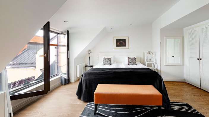 Ein Schlafzimmer mit einem Bett und einem Fenster