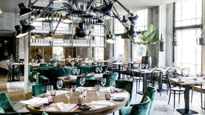 Ein Restaurant mit vielen Tischen und Stühlen