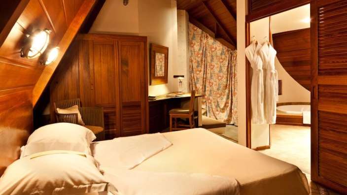 Ein Schlafzimmer mit einem Bett und einem Schreibtisch