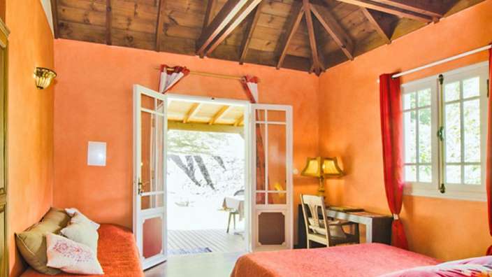 Ein Schlafzimmer mit einem Bett und einem Schreibtisch