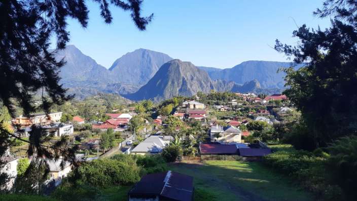 Eine kleine Stadt mit Bergen im Hintergrund