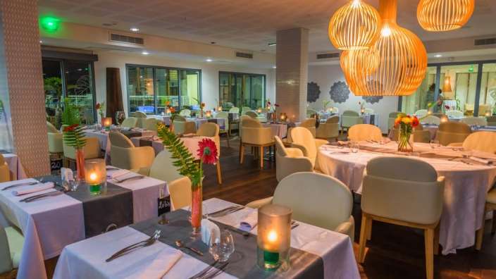 Ein Restaurant mit Tischen und Stühlen und einem Tisch mit einem Schild darauf