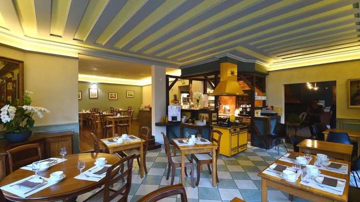 Ein Esszimmer mit vielen Tischen und Stühlen