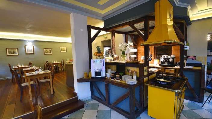 Ein Restaurant mit einem Tisch und Stühlen und einer Kaffeemaschine