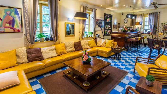 Ein Wohnzimmer mit gelben Ledersofas und einem Holztisch