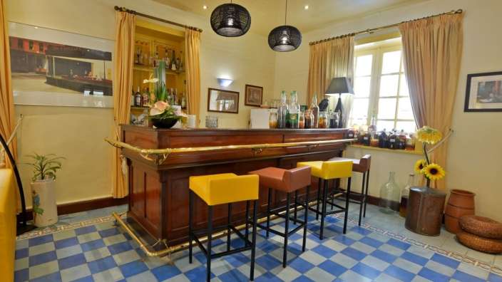 Eine kleine Bar mit einem blau-weiß karierten Boden