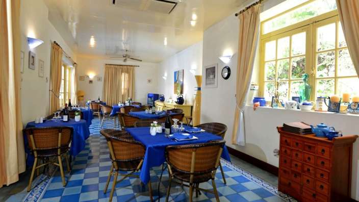 Ein Esszimmer mit blauen Tischen und Stühlen