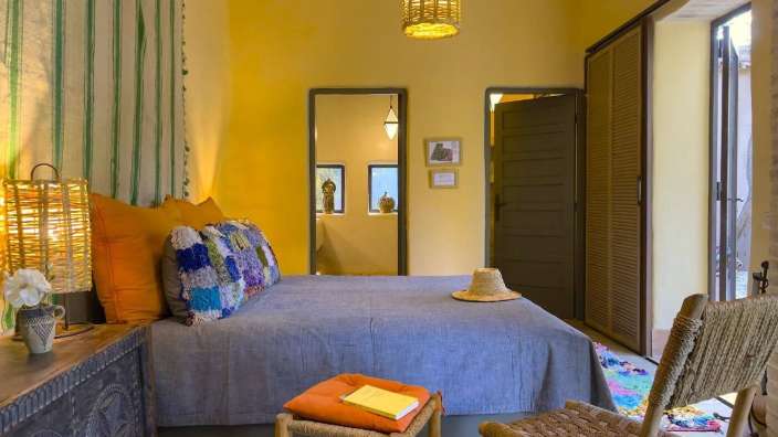 Ein Schlafzimmer mit einem Bett und einem Stuhl