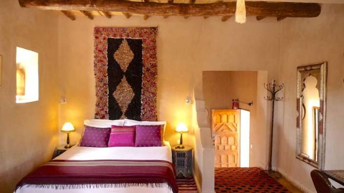 Ein Schlafzimmer mit einem Bett und einem Spiegel