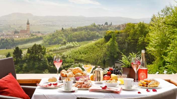 Ein tisch mit einem blick auf einen weinberg
