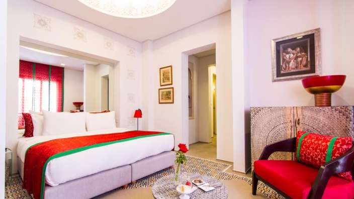 Ein Schlafzimmer mit einem Bett und einem Stuhl