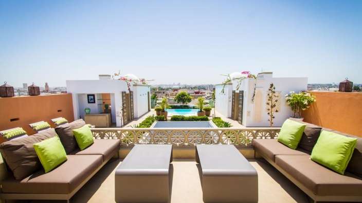 Ein Wohnzimmer mit Couch und Tisch mit Blick auf einen Pool