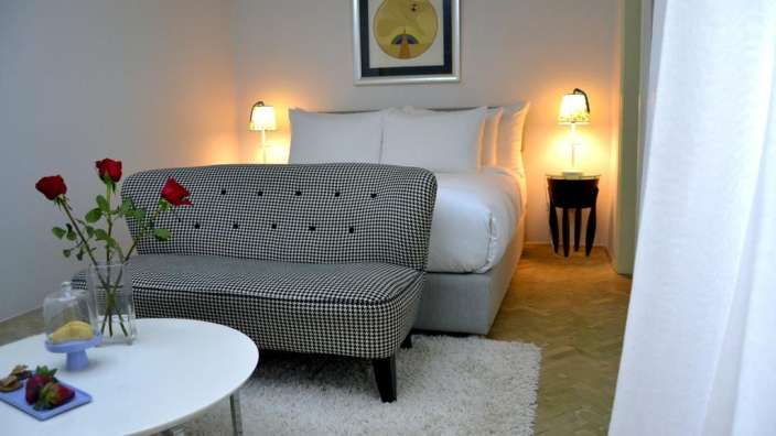 Ein Schlafzimmer mit einem Bett und einem Couchtisch