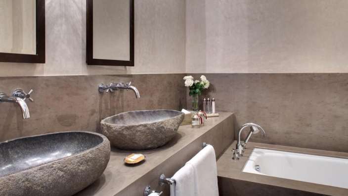 Ein Badezimmer mit zwei Waschbecken und einer Badewanne