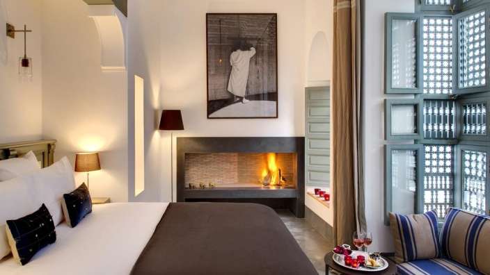 Ein Schlafzimmer mit einem Bett und einem Kamin