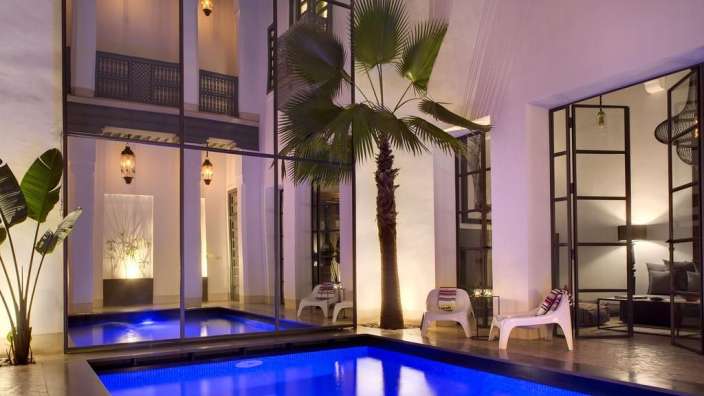 Ein großer Swimmingpool in einem Haus mit blauem Wasser