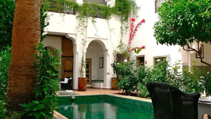 Ein kleiner Pool in der Mitte eines Hofes
