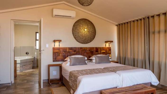 Ein Schlafzimmer mit zwei Betten und einem Holzkopfteil