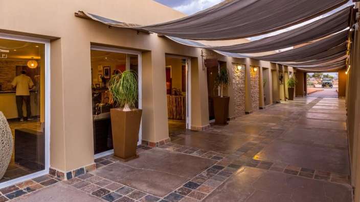 Eine Reihe von Gebäuden mit einem langen Gehweg zwischen ihnen