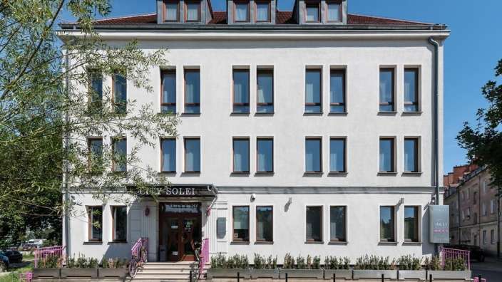 Ein weißes Gebäude mit der Aufschrift city solei darauf