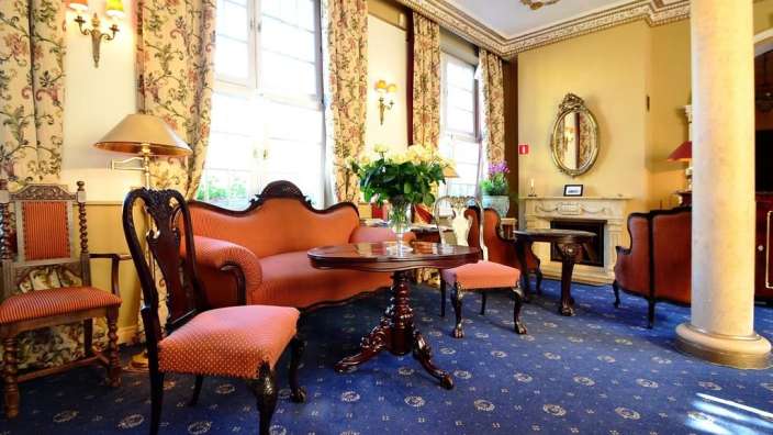 Ein Wohnzimmer mit einem Couchtisch und Stühlen