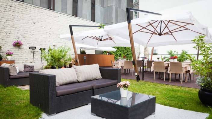 Ein Wohnzimmer mit einer Couch und einem Tisch