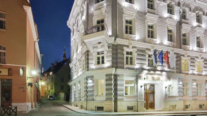 Ein sehr großes Gebäude mit der Aufschrift ' hotel ' auf der Vorderseite